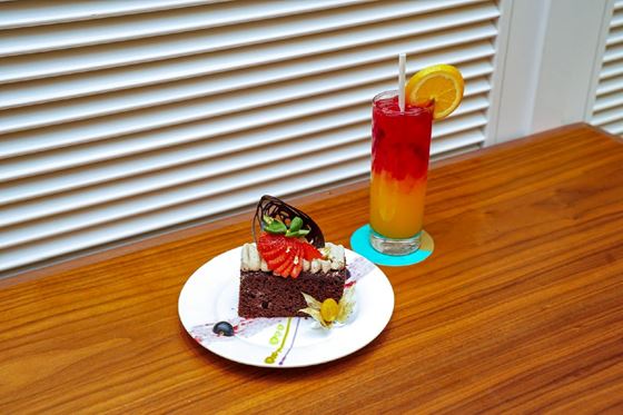 Celebrating Six Decades of Flavours - アマリ ジョホール バル